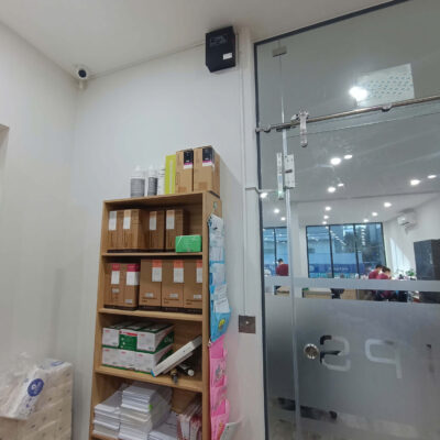Khóa cửa kính văn phòng – Giải pháp kiểm soát ra vào bằng vân tay, thẻ từ, mã số 11 bộ tủ lưu điện cho khóa cửa kính