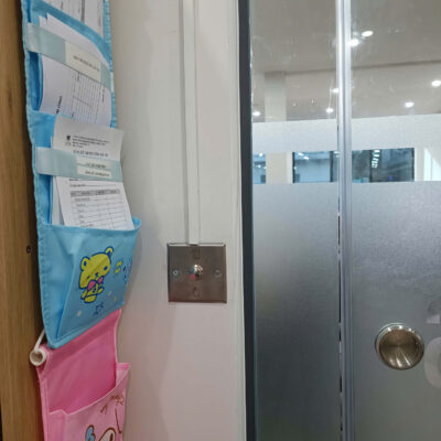 Khóa cửa kính văn phòng – Giải pháp kiểm soát ra vào bằng vân tay, thẻ từ, mã số 10 nút mở cửa exit inox 304 cho cửa kính văn phòng