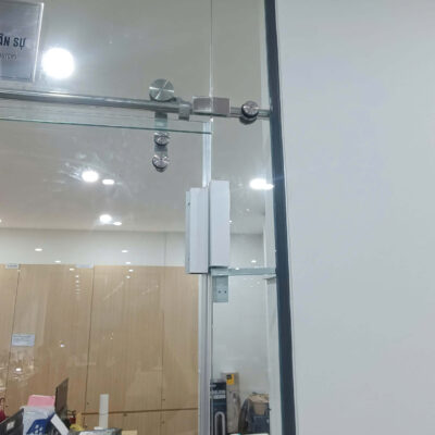 Khóa cửa kính văn phòng – Giải pháp kiểm soát ra vào bằng vân tay, thẻ từ, mã số 9 khóa vân tay cho cửa kính lùa lệch khóa cửa kính văn phòng