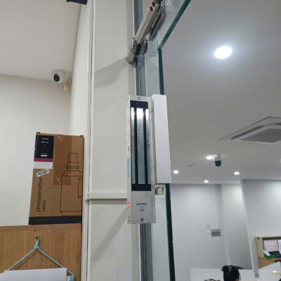 Khóa cửa kính văn phòng – Giải pháp kiểm soát ra vào bằng vân tay, thẻ từ, mã số 4 nam châm điện tử giữ cửa kính cường lực chắc chắn