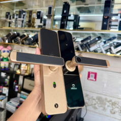 Mặt sau khóa thông phòng PN07T với chốt an toàn và khoang chứa pin AA dễ thay