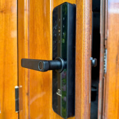 Hình ảnh khóa vân tay PN07T lắp thực tế trên cửa gỗ phòng ngủ, nhỏ gọn, thẩm mỹ cao