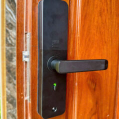 Trang chủ 133 Khóa thông phòng PN07T phù hợp lắp cho cửa có đố nhỏ, không cần khoét to, dễ lắp đặt