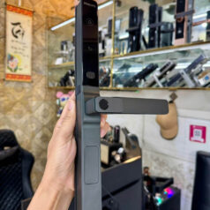 Hình ảnh lắp đặt khóa vân tay Philips DDL611S trên cửa nhôm ngoài trời