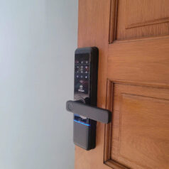 khóa điện tử thông minh cho cửa gỗ phòng ngủ