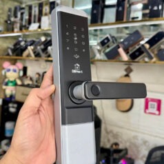 DSmart PN12T Khóa điện tử vân tay cửa gỗ 12 Khóa thông phòng PN12T màu bạc lắp đặt trên cửa gỗ, thiết kế hiện đại, phù hợp phòng ngủ và phòng làm việc.