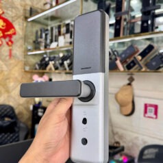 DSmart PN12T Khóa điện tử vân tay cửa gỗ 13 Mẫu khóa cửa PN12T màu bạc với tay gạt chắc chắn, hoàn thiện bề mặt sang trọng, phù hợp nhiều phong cách nội thất.