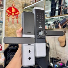 DSmart PN12T Khóa điện tử vân tay cửa gỗ 6 Hình ảnh khóa thông phòng PN12T màu bạc lắp trên cửa gỗ, thiết kế gọn gàng, dễ sử dụng cho không gian nội thất.