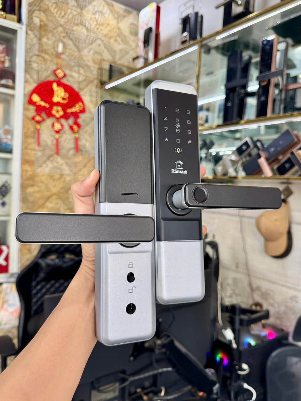 Khóa PN12T Silver – Giải pháp khóa cửa nội thất tiện dụng Hình ảnh khóa thông phòng PN12T màu bạc lắp trên cửa gỗ, thiết kế gọn gàng, dễ sử dụng cho không gian nội thất.