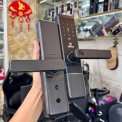 DSmart PN12T Khóa điện tử vân tay cửa gỗ 15 Khóa cửa PN12T màu bạc của DSmart với kiểu dáng hiện đại, phù hợp cửa phòng ngủ, phòng khách và văn phòng.