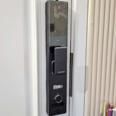 Khóa cửa Sharp H5-FV đi kèm chìa cơ dự phòng an toàn