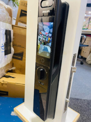 Khóa vân tay Philips DDL902-MVP-11HWS thiết kế mặt kính đen, cảm biến vân tay nhanh nhạy, phù hợp cửa gỗ cao cấp.