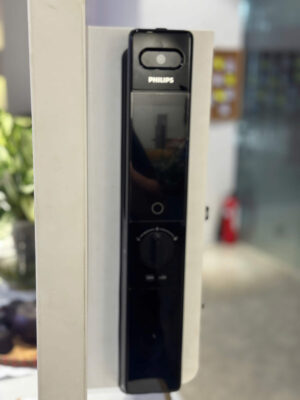 Hình ảnh mặt trước khóa vân tay Philips DDL902-MVP-11HWS với camera và cảm biến nhận diện khuôn mặt.