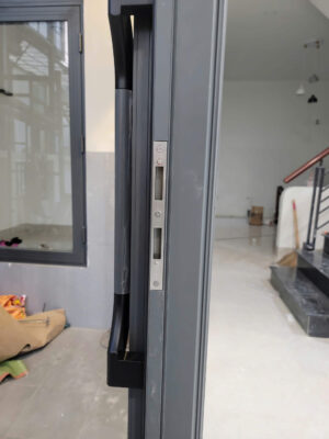 Khóa điện tử cho cửa nhôm trượt lùa mở quay 2025 4 khóa tĩnh mạch lòng bàn tay cho cửa nhôm lùa và mở quay xingfa màu đen