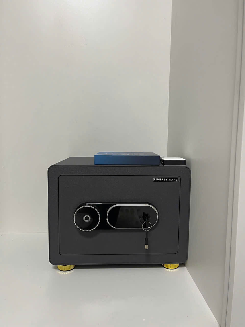 Két sắt Liberty LB30S mini thông minh vân tay điện tử kết nối điện thoại Két sắt Liberty LB30S mini thông minh vân tay điện tử kết nối điện thoại