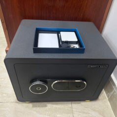 Két sắt MINI Liberty LB30S Vân Tay Mã Số 16KG 4 Két sắt Liberty LB30S thông minh kết nối điện thoại mở bằng vân tay