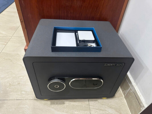 Két sắt MINI Liberty LB30S Vân Tay Mã Số 16KG 12 Két sắt Liberty LB30S thông minh kết nối điện thoại mở bằng vân tay