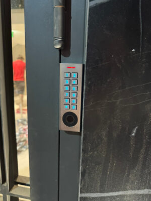 Kiểm Soát Ra Vào Cửa Lùa Bằng Chốt Thả Nổi DSmart CRN39 2 đầu đọc vân tay dsmart dd69t kiểm soát ra vào cho căn hộ dịch vụ và nhà trọ