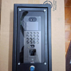 Hộp che mưa cho đầu đọc vân tay, khóa chấm công Face ID 2 Hình ảnh thực tế lắp hộp che mưa cho đầu đọc kiểm soát ra vào giúp thiết bị hoạt động ổn định trong mọi thời tiết