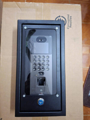 Hộp che mưa cho đầu đọc vân tay, khóa chấm công Face ID 9 Hình ảnh thực tế lắp hộp che mưa cho đầu đọc kiểm soát ra vào giúp thiết bị hoạt động ổn định trong mọi thời tiết