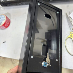 Hộp che mưa cho đầu đọc vân tay, khóa chấm công Face ID 3 Cận cảnh hộp che mưa kín cho đầu đọc Face ID với thiết kế chắc chắn, chống bụi và hạn chế nước mưa xâm nhập