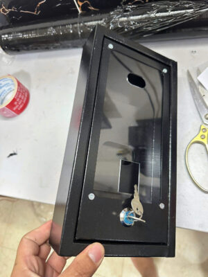 Hộp che mưa cho đầu đọc vân tay, khóa chấm công Face ID 8 Cận cảnh hộp che mưa kín cho đầu đọc Face ID với thiết kế chắc chắn, chống bụi và hạn chế nước mưa xâm nhập