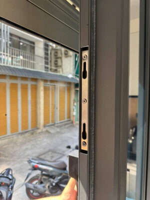 Khóa cửa trượt lùa quay âm đố EuroTech 2026 4 lắp khóa điện tử cho cửa lùa âm đố thực tế có khó không