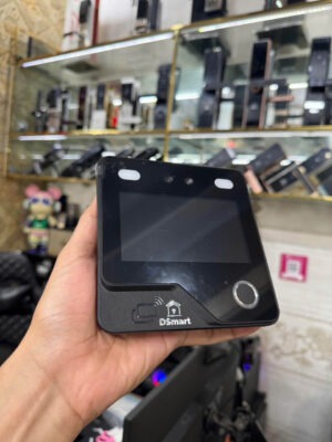 Cận cảnh màn hình cảm ứng 4.3 inch của máy chấm công DSmart DA12R-F với giao diện trực quan, dễ sử dụng